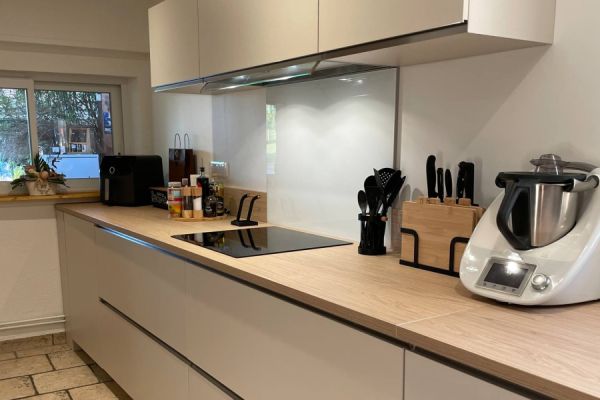 Cuisine en L blanche sans poignée gorge inox, une cuisine réalisée par SoCoo'c Thiers