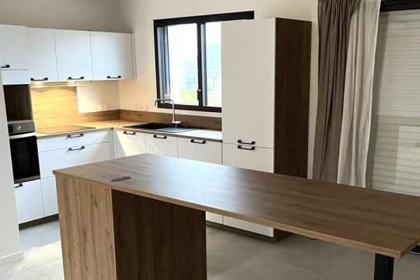 Cuisine avec îlot, une cuisine réalisée par SoCoo'c Dinan Quevert