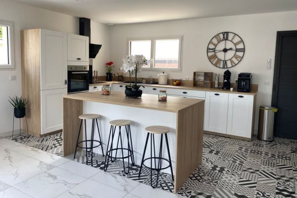 Cuisine décorée cadres Blanc et Bois, une cuisine réalisée par SoCoo'c Périgueux