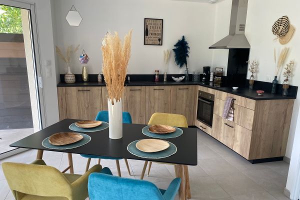 Cuisine décorée Bois et Noir, une cuisine réalisée par SoCoo'c Périgueux
