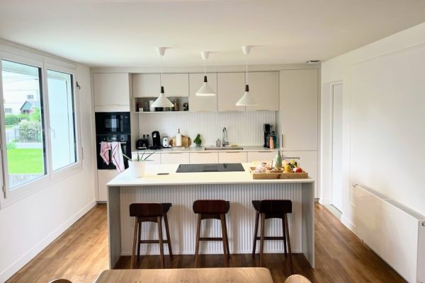 Cuisine total look clair, une cuisine réalisée par SoCoo'c Pontivy