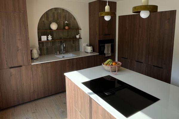Grande cuisine ouverte moderne et chaleureuse, une cuisine réalisée par SoCoo'c Montpellier Lattes