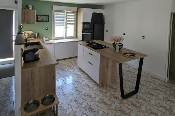 La cuisine blanche et bois de M et Mme B, une cuisine réalisée par SoCoo'c Niort