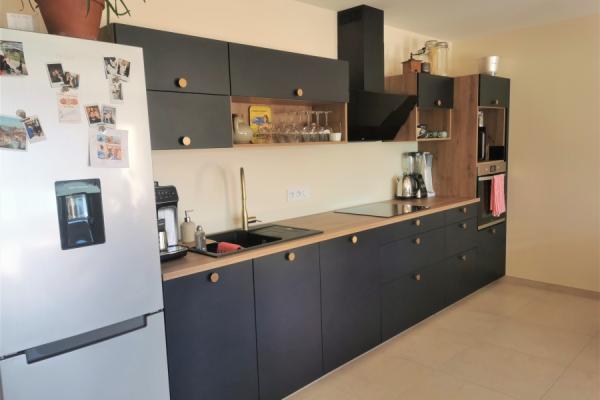 La cuisine noire et bois de Jordan, une cuisine réalisée par SoCoo'c Chambéry