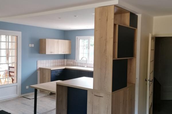 La belle cuisine bleu nocturne et bois, une cuisine réalisée par SoCoo'c Langon