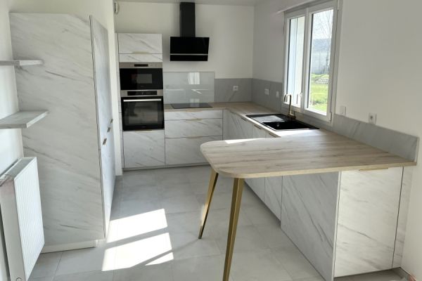 Cuisine blanche, une cuisine réalisée par SoCoo'c Dinan Quevert