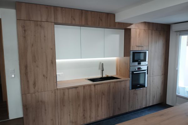 Cuisine blanche et bois meubles grande hauteur, une cuisine réalisée par SoCoo'c Selestat