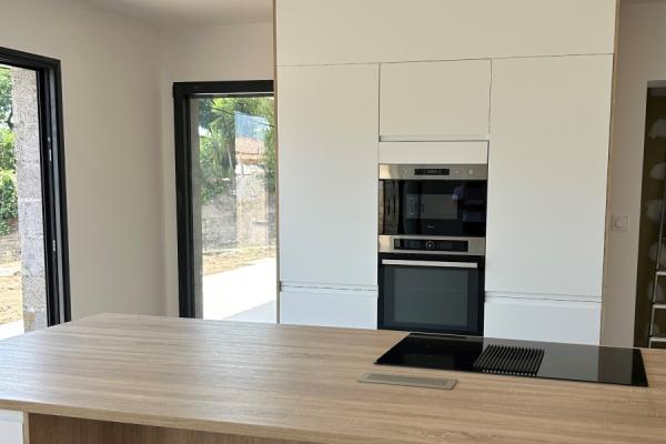 Cuisine blanche et bois avec ilôt, une cuisine réalisée par SoCoo'c Ajaccio