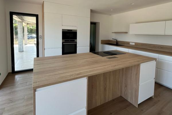 Cuisine blanche et bois avec ilôt, une cuisine réalisée par SoCoo'c Ajaccio