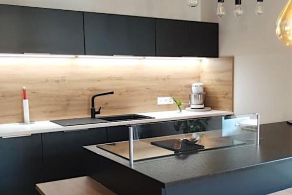 La cuisine bleue et bois de M &amp; Mme C, une cuisine réalisée par SoCoo'c Beziers