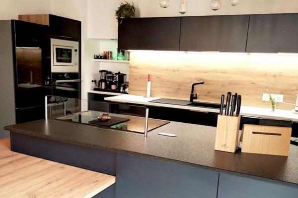 La cuisine bleue et bois de M &amp; Mme C, une cuisine réalisée par SoCoo'c Beziers