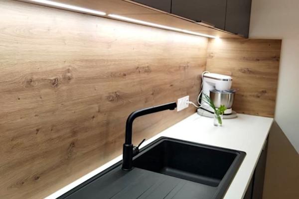 La cuisine bleue et bois de M &amp; Mme C, une cuisine réalisée par SoCoo'c Beziers