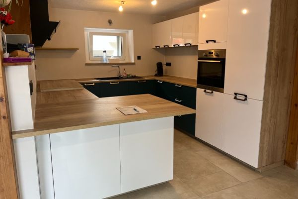 Cuisine en G blanche, bois et bleu avec meuble buffet, une cuisine réalisée par SoCoo'c Selestat