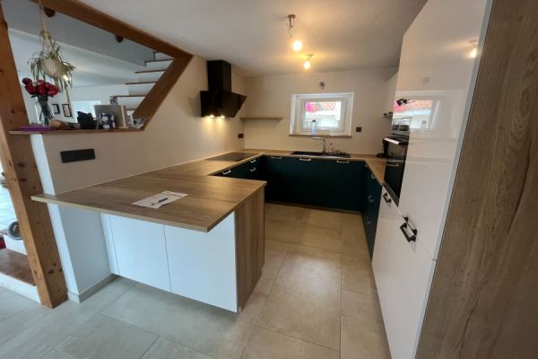 Cuisine en G blanche, bois et bleu avec meuble buffet, une cuisine réalisée par SoCoo'c Selestat