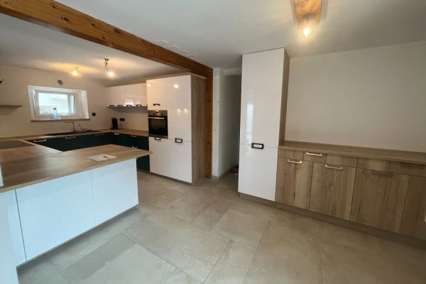 Cuisine en G blanche, bois et bleu avec meuble buffet, une cuisine réalisée par SoCoo'c Selestat