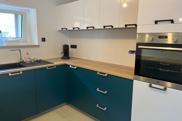 Cuisine en G blanche, bois et bleu avec meuble buffet, une cuisine réalisée par SoCoo'c Selestat