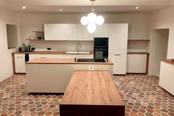 Cuisine blanche et bois avec grand îlot, une cuisine réalisée par SoCoo'c Melun
