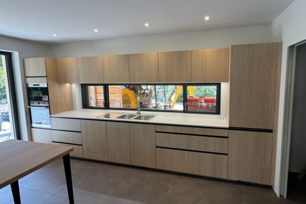 Cuisine avec fenêtre panoramique , une cuisine réalisée par SoCoo'c Selestat