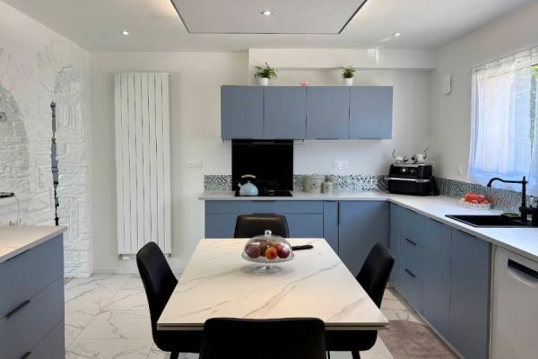 La Cuisine bleue au style Bord de Mer de Pascale, une cuisine réalisée par SoCoo'c Saint Malo