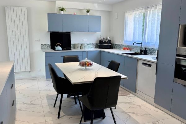 La Cuisine bleue au style Bord de Mer de Pascale, une cuisine réalisée par SoCoo'c Saint Malo