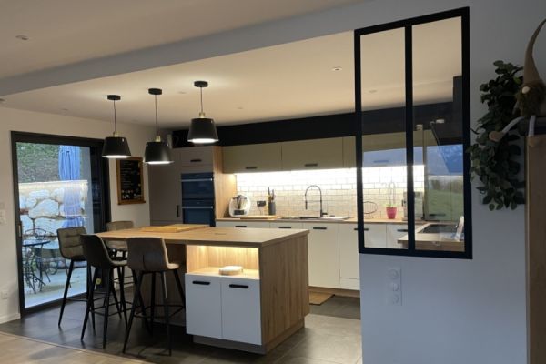 Cuisine avec verrière-Îlot en bois et niche stratégique, une cuisine réalisée par SoCoo'c Valence