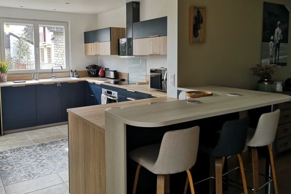 Cuisine avec un mélange de noir et de bois , une cuisine réalisée par SoCoo'c Chambly