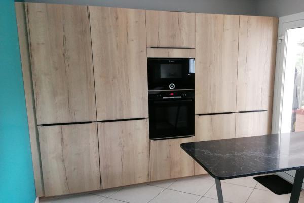 Façades Chêne Vintage et plan de travail Noir Vanilla, une cuisine réalisée par SoCoo'c Langon