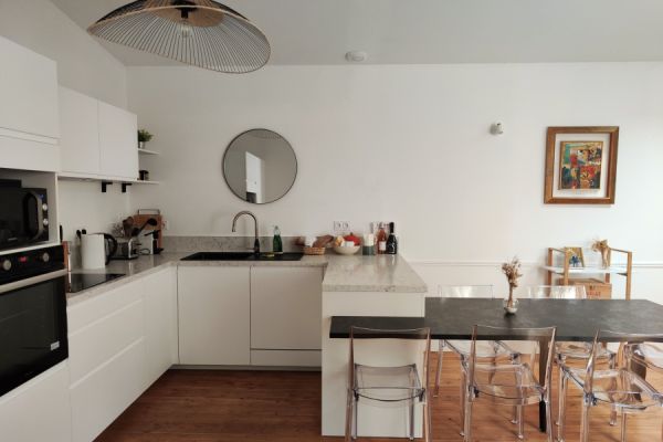Cuisine équipée avec table, une cuisine réalisée par SoCoo'c Bordeaux le Lac