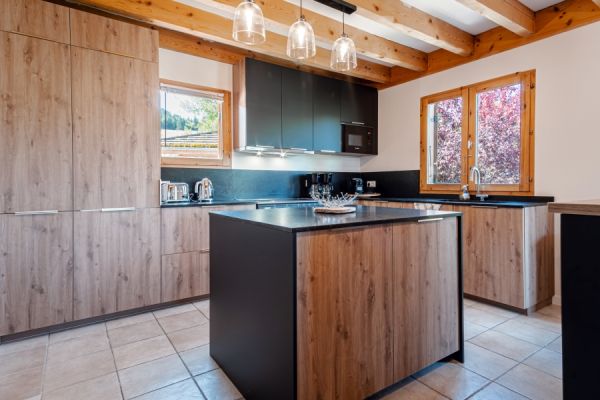 Cuisine Bois et Noir Chalet, une cuisine réalisée par SoCoo'c Grenoble Saint Egrève