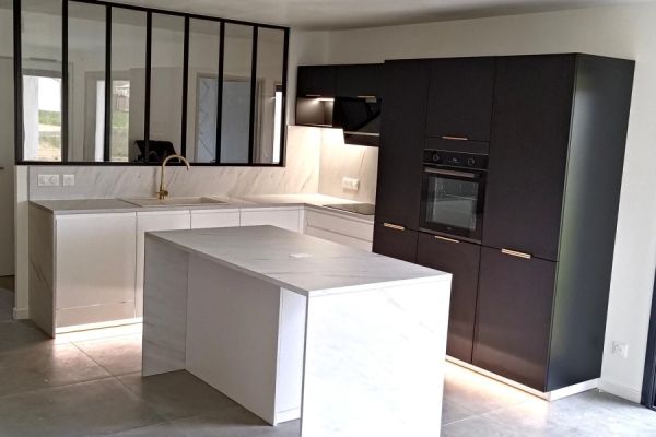 Style blanc et noir , une cuisine réalisée par SoCoo'c Poitiers