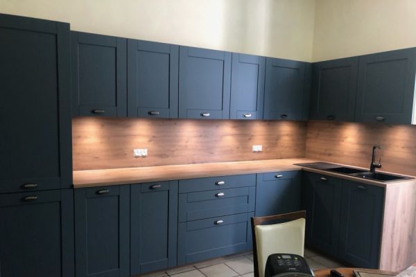 Cuisine Pila bleu scandi mat et chêne doré cosy, une cuisine réalisée par SoCoo'c Le Pont-de-Beauvoisin
