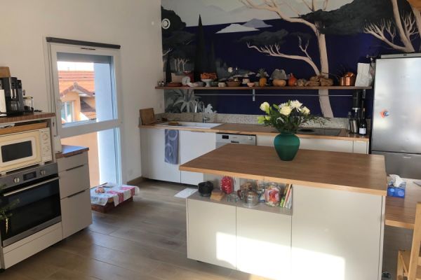 Très jolie cuisine finition Lin avec ilot, une cuisine réalisée par SoCoo'c Grenoble Saint Egrève