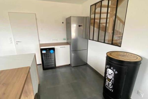 Cuisine blanche et bois avec coin repas, une cuisine réalisée par SoCoo'c Aurillac