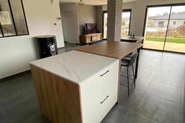 Cuisine blanche et bois avec coin repas, une cuisine réalisée par SoCoo'c Aurillac