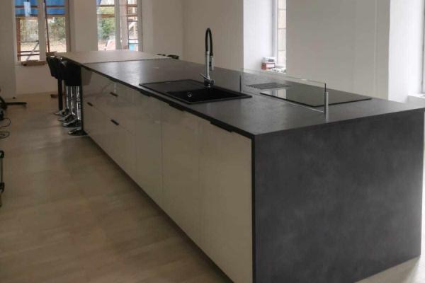 Grande cuisine blanche et grise avec coin repas, une cuisine réalisée par SoCoo'c Aurillac