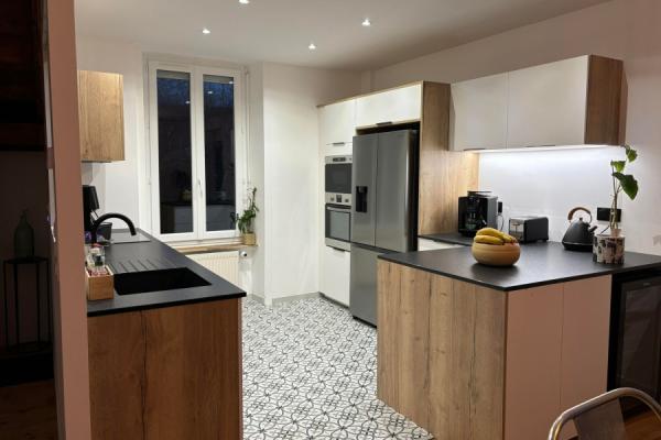Cuisine blanche et bois avec verrière, une cuisine réalisée par SoCoo'c Aurillac