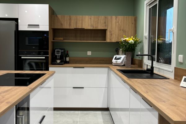 Cuisine blanc brillant chêne cosy en L avec Ilot, une cuisine réalisée par SoCoo'c Grenoble Saint Egrève