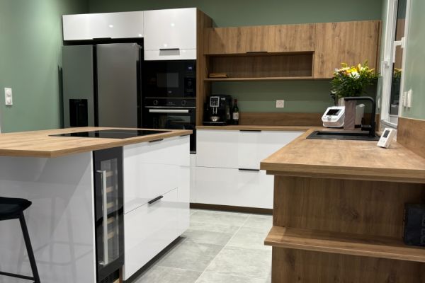 Cuisine blanc brillant chêne cosy en L avec Ilot, une cuisine réalisée par SoCoo'c Grenoble Saint Egrève