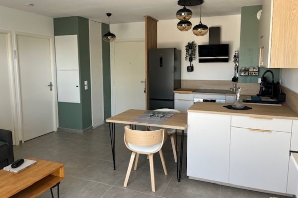 Cuisine intemporelle blanche et bois, une cuisine réalisée par SoCoo'c Montpellier Lattes