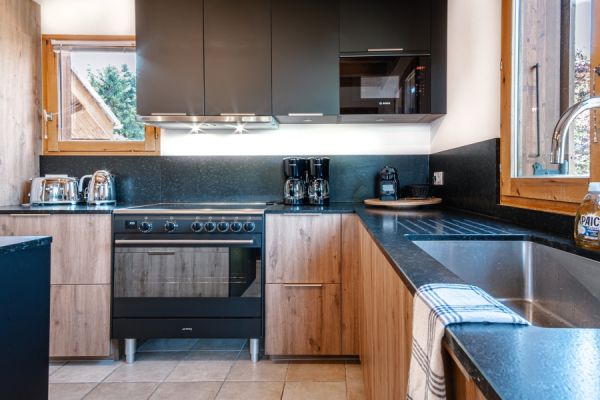 Cuisine Bois et Noir Chalet, une cuisine réalisée par SoCoo'c Grenoble Saint Egrève