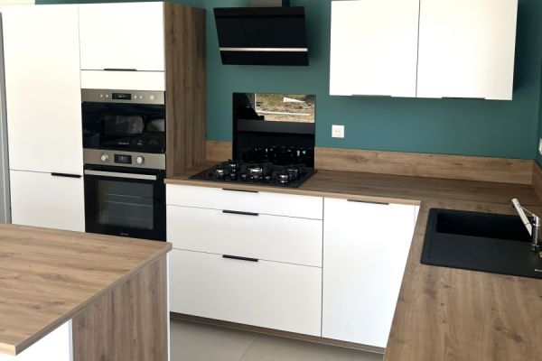 Cuisine blanche et bois, une cuisine réalisée par SoCoo'c Dinan Quevert