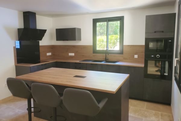 Cuisine Anthracite et Bois Cosy, une cuisine réalisée par SoCoo'c Périgueux