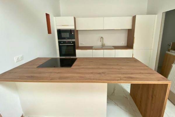 La cuisine blanche et bois moderne de Marie-Camille , une cuisine réalisée par SoCoo'c Saint Etienne