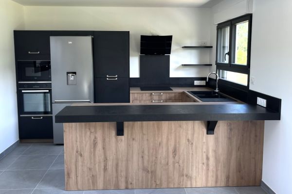 Cuisine noire et bois, une cuisine réalisée par SoCoo'c Dinan Quevert