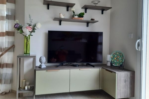 Meuble télé vert et bois, une cuisine réalisée par SoCoo'c Cognac