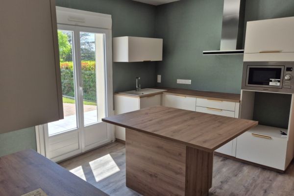Cuisine blanche et bois , une cuisine réalisée par SoCoo'c Bastia