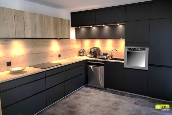 Cuisine noire et bois moderne, une cuisine réalisée par SoCoo'c Servon