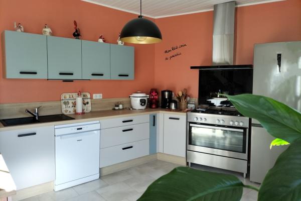 Cuisine vert pastel et chamois, une cuisine réalisée par SoCoo'c Cognac
