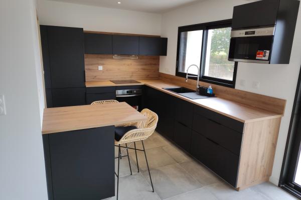 La cuisine noire et bois de Mme T. & Mr G., une cuisine réalisée par SoCoo'c Lannion