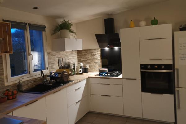 La cuisine blanche et bois de Mr et Mme T. , une cuisine réalisée par SoCoo'c Les Sables